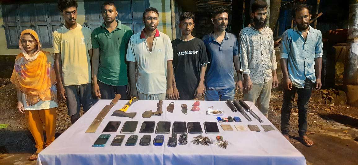 বাগেরহাটে সেনাবাহিনীর অভিযানে অস্ত্র-মাদকসহ আটক ৮